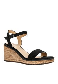 Sandalo wedge in suede nero con cinturino alla caviglia e fibbia, punta aperta e suola intermedia intrecciata in stile espadrilla con texture.