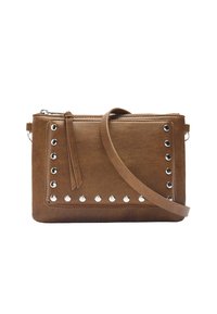 Brązowa torebka typu crossbody z sztucznej skóry, z metalowymi ćwiekami w kolorze srebra, zamykana na zamek, z odpinanym paskiem. Gładka tekstura i minimalistyczny design.