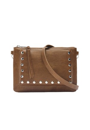 Brązowa torebka typu crossbody z sztucznej skóry, z metalowymi ćwiekami w kolorze srebra, zamykana na zamek, z odpinanym paskiem. Gładka tekstura i minimalistyczny design.