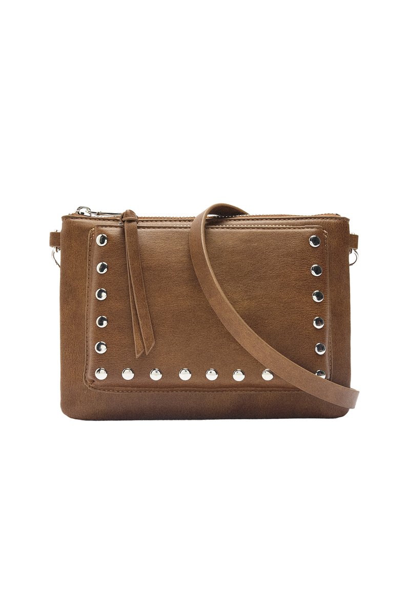 Brązowa torebka typu crossbody z sztucznej skóry, z metalowymi ćwiekami w kolorze srebra, zamykana na zamek, z odpinanym paskiem. Gładka tekstura i minimalistyczny design.