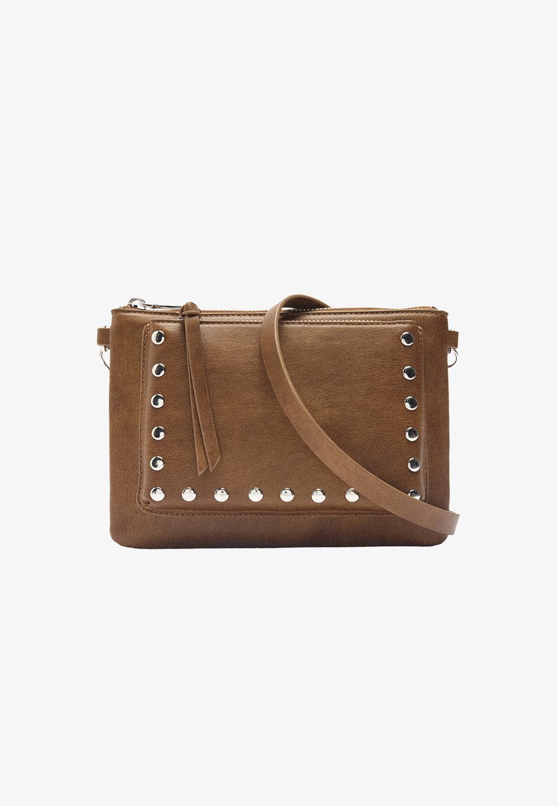 Brązowa torebka typu crossbody z sztucznej skóry, z metalowymi ćwiekami w kolorze srebra, zamykana na zamek, z odpinanym paskiem. Gładka tekstura i minimalistyczny design.
