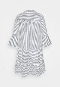 Gestreiftes Kleid in Weiß und Marineblau, mit Glockenärmel und gestuftem Saumdesign. Hergestellt aus leichtem Stoff mit lockerer Passform.