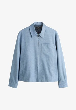 Hele sinine lukkudega jope terava krae, pikkade varrukate ja rinna- ning küljetaskutega valgel taustal.