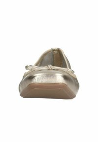 Metaalachtige gouden platte schoen met een ronde neus en een klein strikdetail aan de voorkant. Textuur oppervlak en flexibele zool.