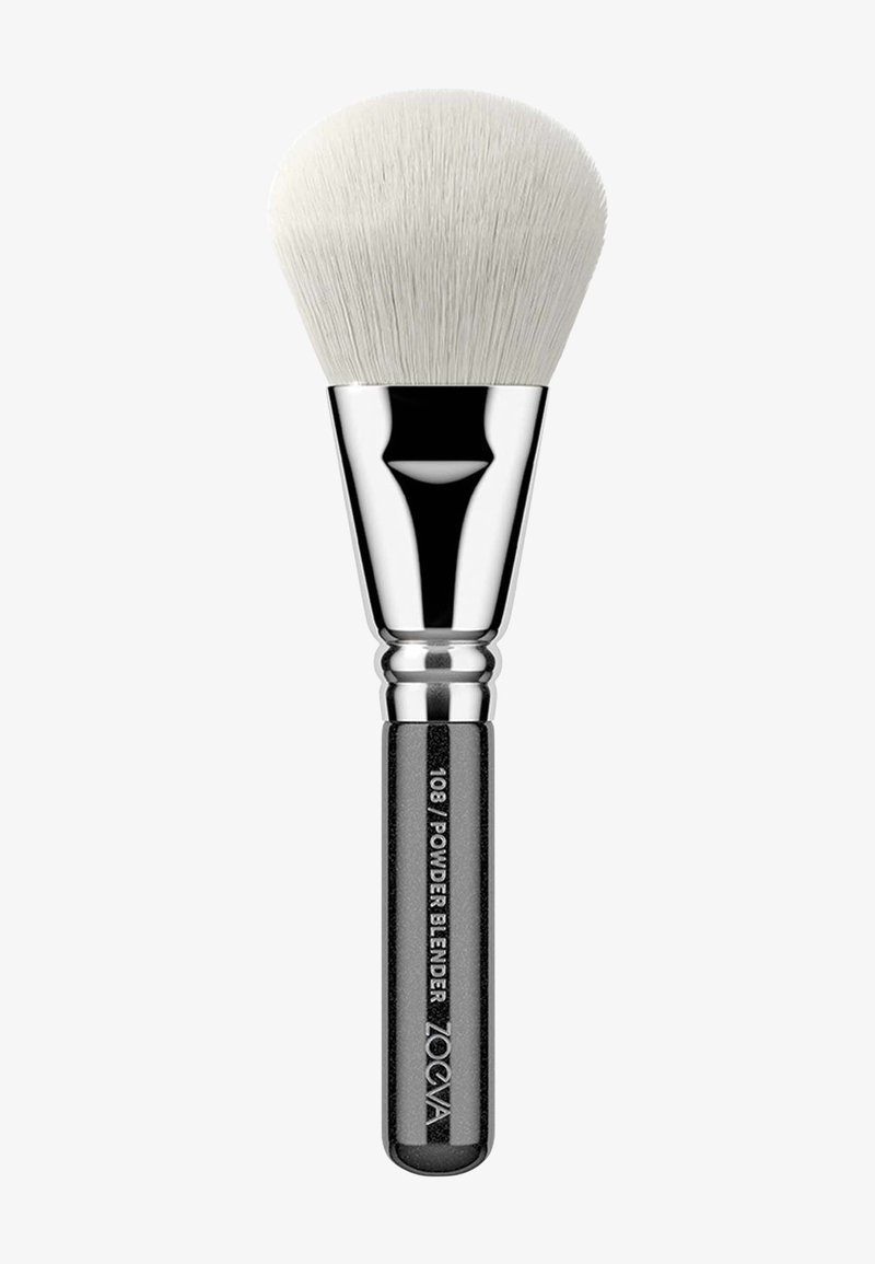 Make-up-Pinsel mit weißen Borsten, silberner Zwinge und schwarzem Griff mit der Aufschrift „108 Powder Blender ZOEVA“ vor einfachem Hintergrund.