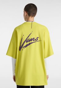 Vans BRUSH SCRIPT LOOSE FIT - Triko s potiskem - warm olive