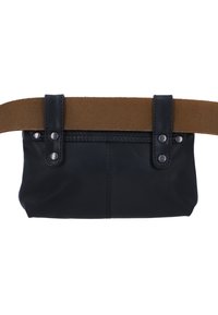 Černá kožená taška s hnědým semišovým popruhem. Obsahuje kovové cvočky a švové detaily. Hladký povrch s kompaktním, obdélníkovým tvarem.
