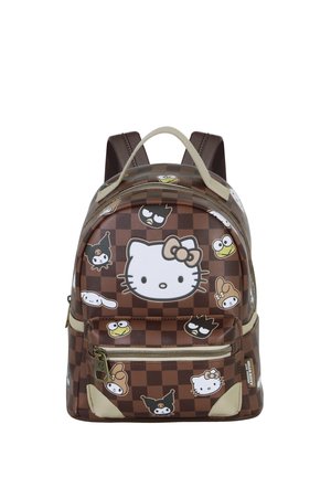 Pequeña mochila marrón a cuadros con caras de Hello Kitty y personajes de dibujos animados impresas en el frente y tiradores de cremallera beige.