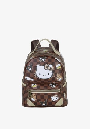 Pequeña mochila marrón a cuadros con caras de Hello Kitty y personajes de dibujos animados impresas en el frente y tiradores de cremallera beige.