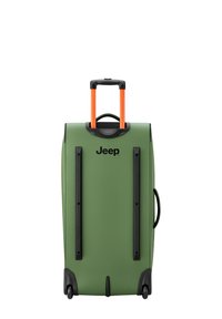 Valigia verde con un guscio rigido, accenti neri, manico retrattile arancione e ruote incorporate. Presenta un logo Jeep ben visibile sul frontale.
