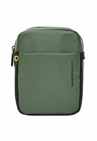 Mochila de nailon verde con acentos negros, cierre de cremallera, bolsillo frontal y logo de Mandarina Duck en negro, con una superficie lisa y texturizada.