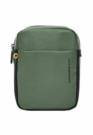 Sac à dos en nylon vert avec des accents noirs, fermeture éclair, poche frontale et logo Mandarina Duck en noir, présentant une surface lisse et texturée.
