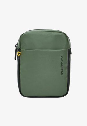 Mochila de nailon verde con acentos negros, cierre de cremallera, bolsillo frontal y logo de Mandarina Duck en negro, con una superficie lisa y texturizada.