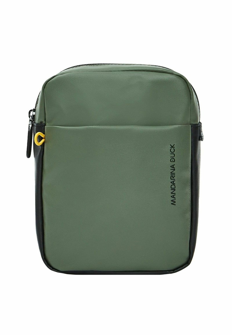 Mochila de nailon verde con acentos negros, cierre de cremallera, bolsillo frontal y logo de Mandarina Duck en negro, con una superficie lisa y texturizada.