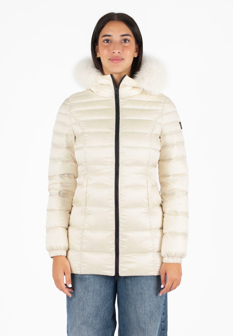 Chaqueta acolchada color crema con cuello alto y capucha forrada de piel. Cuenta con un cierre frontal y puños elásticos, con un diseño elegante.