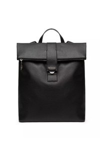 Zaino in pelle nera con finitura strutturata, patta pieghevole, chiusura frontale con cinturino e apertura superiore con cerniera. Dotato di due spallacci.