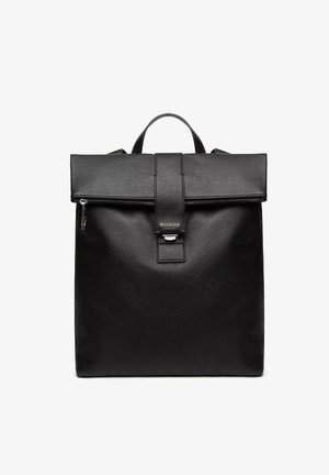 Zaino in pelle nera con finitura strutturata, patta pieghevole, chiusura frontale con cinturino e apertura superiore con cerniera. Dotato di due spallacci.