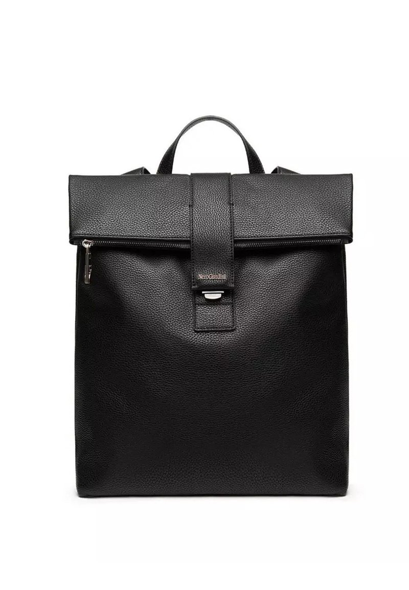 Zaino in pelle nera con finitura strutturata, patta pieghevole, chiusura frontale con cinturino e apertura superiore con cerniera. Dotato di due spallacci.