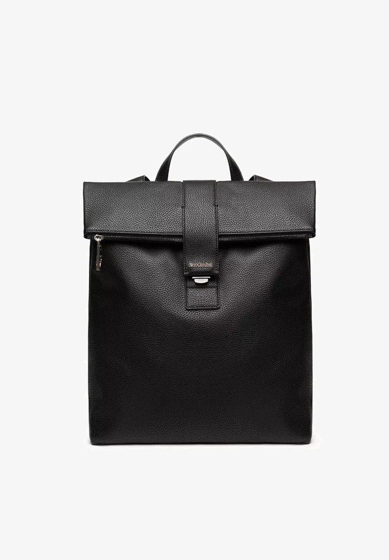 Zaino in pelle nera con finitura strutturata, patta pieghevole, chiusura frontale con cinturino e apertura superiore con cerniera. Dotato di due spallacci.