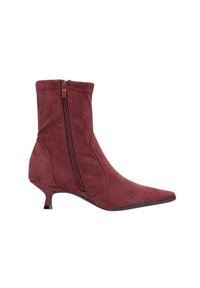 Bottines bordeaux en daim doux avec un bout pointu et une fermeture éclair latérale, dotées d'un talon kitten de 5 cm et d'une finition texturée lisse.