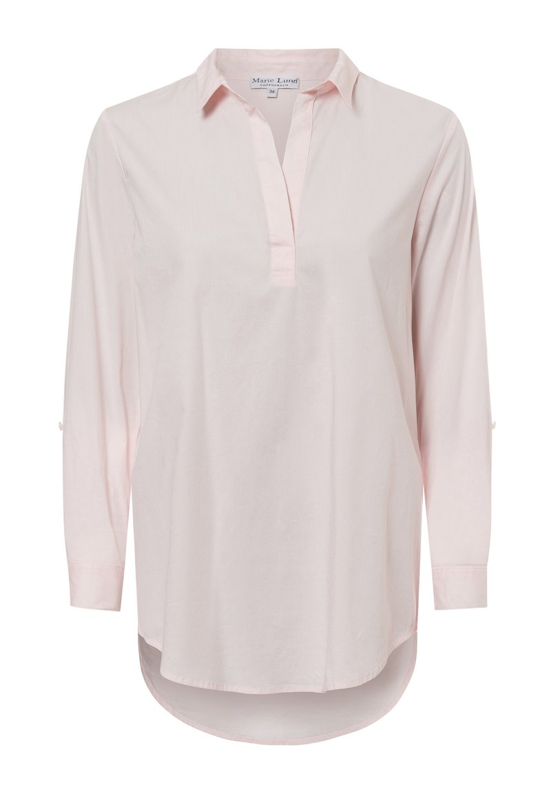 Camicia a maniche lunghe rosa chiaro con un colletto, una pattina con bottoni a mezza lunghezza e polsini arrotolati. Tessuto morbido con orlo leggermente curvo.