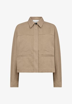 Beige kort jacka med knäppt krage, två framfickor och strukturerade sömmar, tillverkad av ett kraftigt bomullsblandningsmaterial.