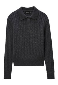 Pull en maille torsadée gris foncé avec un col, patte de boutonnage à trois boutons et poignets côtelés. Texture douce, longueur cropped et design fermé.
