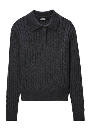 Pull en maille torsadée gris foncé avec un col, patte de boutonnage à trois boutons et poignets côtelés. Texture douce, longueur cropped et design fermé.