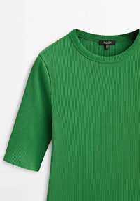 Grünes, geripptes, kurzärmliges Strickoberteil mit rundem Ausschnitt und sichtbaren Nähten entlang der Ärmel und des Kragens.