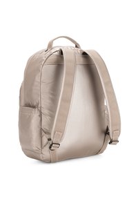 Beige nylon rugzak met verstelbare banden, een gladde textuur en een zijvak. Beschikt over een ronde vorm en een subtiele glans.