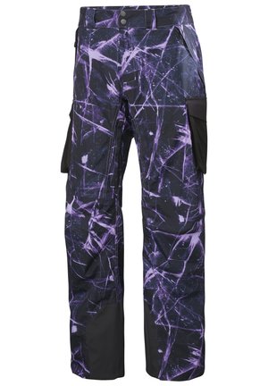 Schneehose mit einem lila-schwarzen abstrakten Muster, ausgestattet mit Cargotaschen, verstärkten Kniebereichen und einem glänzenden, wasserdichten Material.