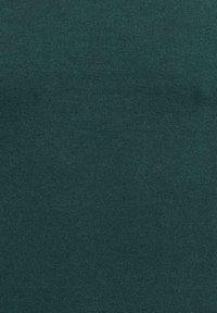 Tissu tricoté de couleur vert foncé, ajusté, avec une texture lisse et des côtes fines partout. Aucun motif ni ornement visible.