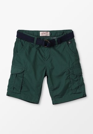 Shorts cargo verts foncés en tissu léger, dotés d'une ceinture bleu marine, de multiples poches et de détails cousus le long de l'ourlet.