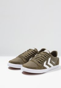 Hummel SLIMMER STADIL LOW - Sapatilhas - dark olive
