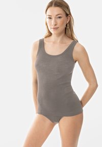 Top sans manches gris à côtes avec un col rond et de larges bretelles, associé à un bas de style culotte assorti, présenté sur un fond blanc.