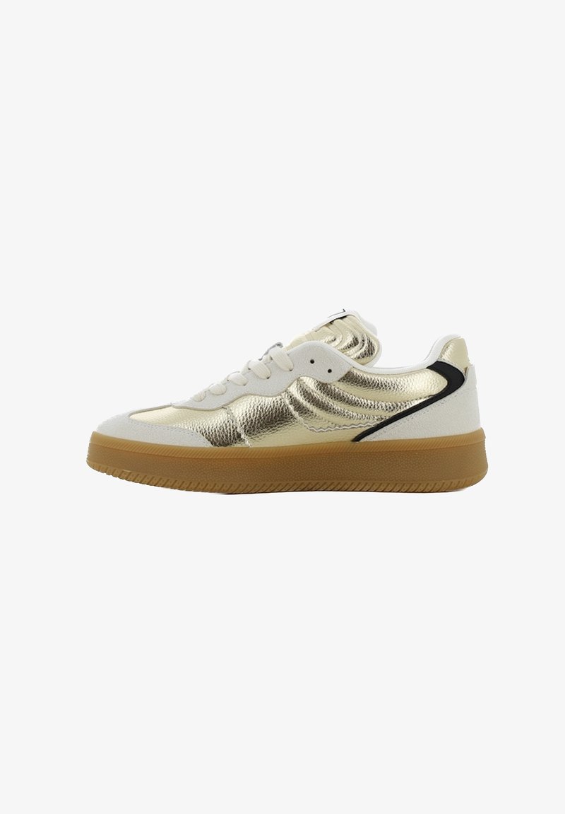 Sneakers met een gouden metallic bovenkant, witte neuscap en zwart accent op de hiel. Dikke gumzool, textuurafwerking en vetersluiting.