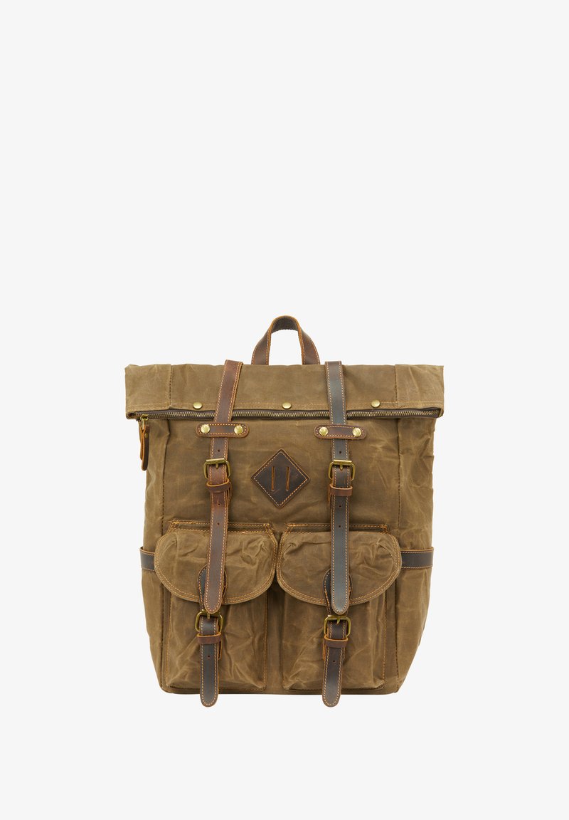 Sac à dos en toile cirée marron avec des sangles et des accents en cuir. Il dispose d'une fermeture enroulable, de poches avant et de détails en métal.