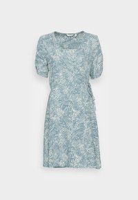 Blommig mönstrad klänning i ljusblått med vita abstrakta mönster, korta puffärmar, fyrkantig halsringning och sidoknytning. Lättviktsmaterial.