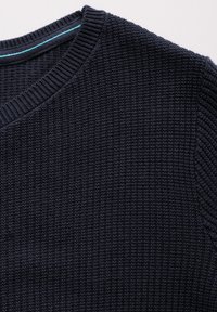 Strickpullover in Marineblau mit gerippter Textur, rundem Ausschnitt und kontrastierendem blauen Akzent am Kragen.