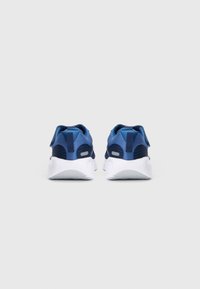 Zapatillas deportivas azules con parte superior de malla y sintético, cuello acolchado, tirador en el talón y suela de goma blanca con un dibujo texturizado.