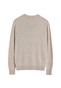 Hellbeige gestrickter Pullover, runder Ausschnitt, lange Ärmel, gerippte Bündchen und Saum, weiche Textur, minimalistisches Design, keine sichtbaren Muster oder Logos.