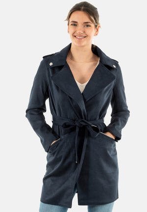 Trench coat blu navy in tessuto morbido, con vita regolabile, colletto oversize e tasche con zip. Dettagli con bottoni sulle spalle.