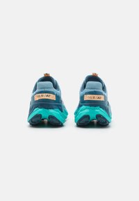 Blauwe en turquoise hardloopschoenen met een gestructureerde mesh bovenkant, een dempende zool en een lus voor het aantrekken aan de achterkant. Voorzien van oranje merkaccenten.