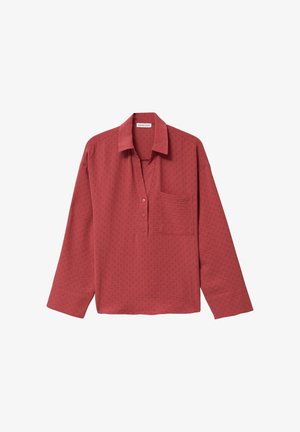 Camisa roja de manga larga con un patrón texturizado, cuello abierto, tapeta de tres botones y bolsillo en el pecho. Tejido suave con un corte holgado.