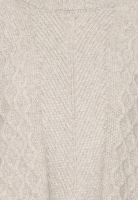 Maglione grigio chiaro lavorato a maglia con un motivo a treccia testurizzato sui lati e un pannello centrale liscio, rifinito con un collo rotondo.