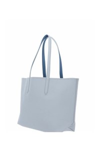 Lichtblauwe leren shopper met twee lange handvatten, gestructureerde rechthoekige vorm en minimalistisch ontwerp op een witte achtergrond.