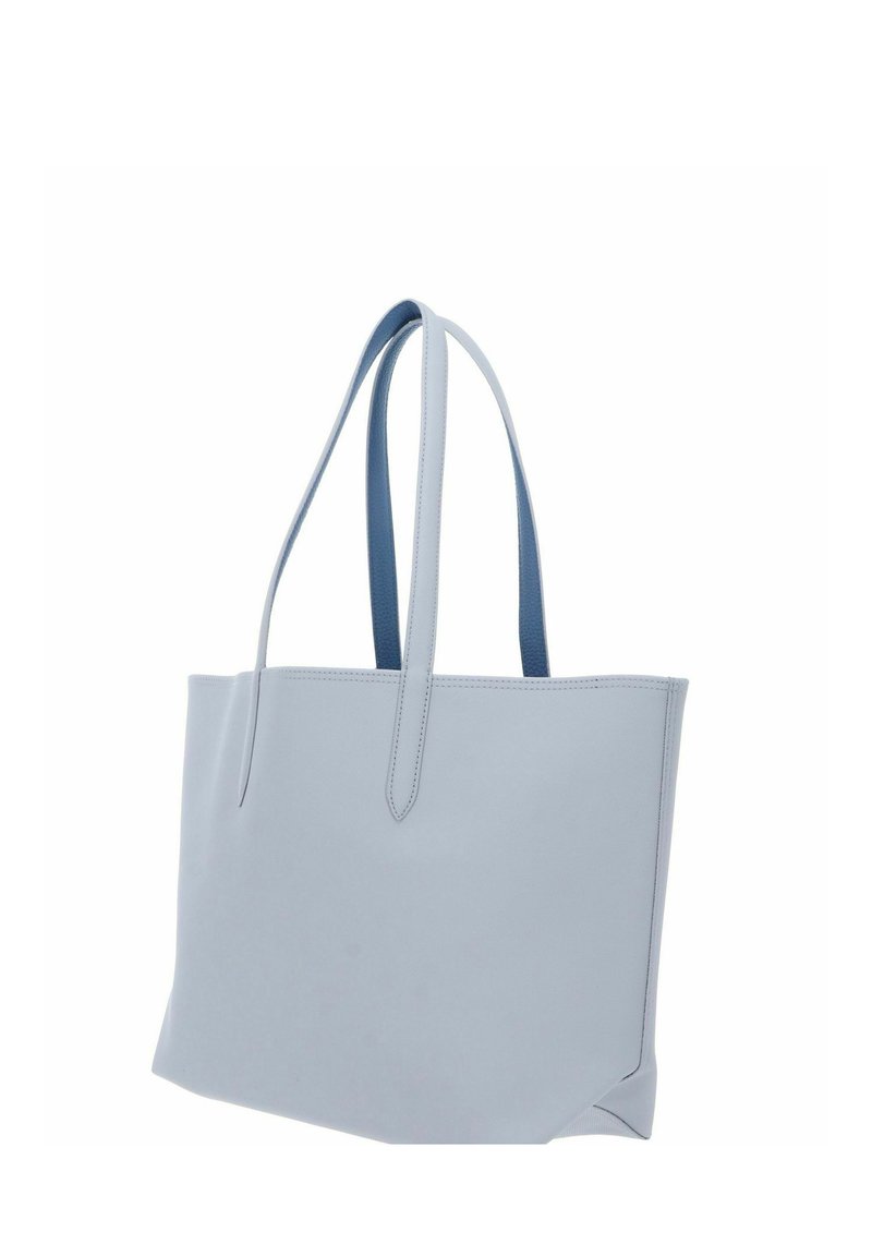 Hellblauer Lederschultertasche mit zwei langen Griffen, rechteckiger, strukturierter Form und minimalistischem Design vor weißem Hintergrund.