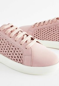 Lyserøde sneakers i glat læder med vævet detalje på siderne. Gummisål, rund tå og flade snørebånd. Minimalistisk design.