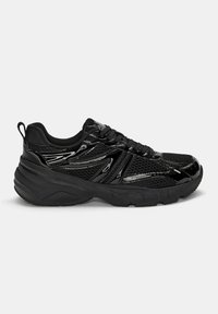 Pantofi sport negri din plasă și material sintetic, având o talpă groasă texturată, formă rotundă și accente lucioase.