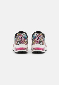 Sportschuhe mit einem bunten Grafikdruck, der verschiedene Cartoon-Designs zeigt, schwarzem Rand und einer transparenten rosa Sohle. Abgerundete, gepolsterte Form.